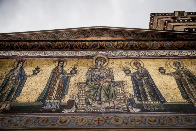 Gran fiesta por la restauración de la fachada de Santa María de Trastevere